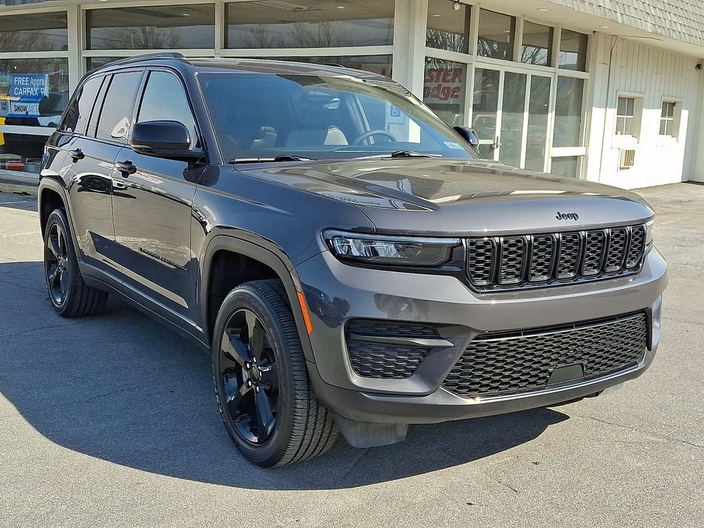 Used 2025 Jeep Grand Cherokee Altitude image 3