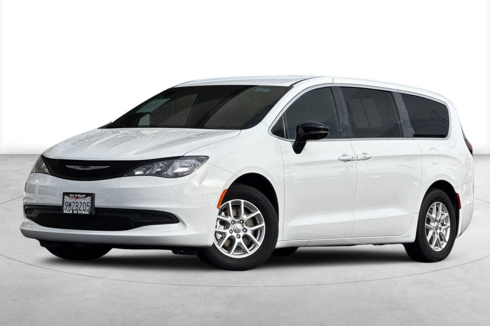 Used 2025 Chrysler Voyager LX image 2