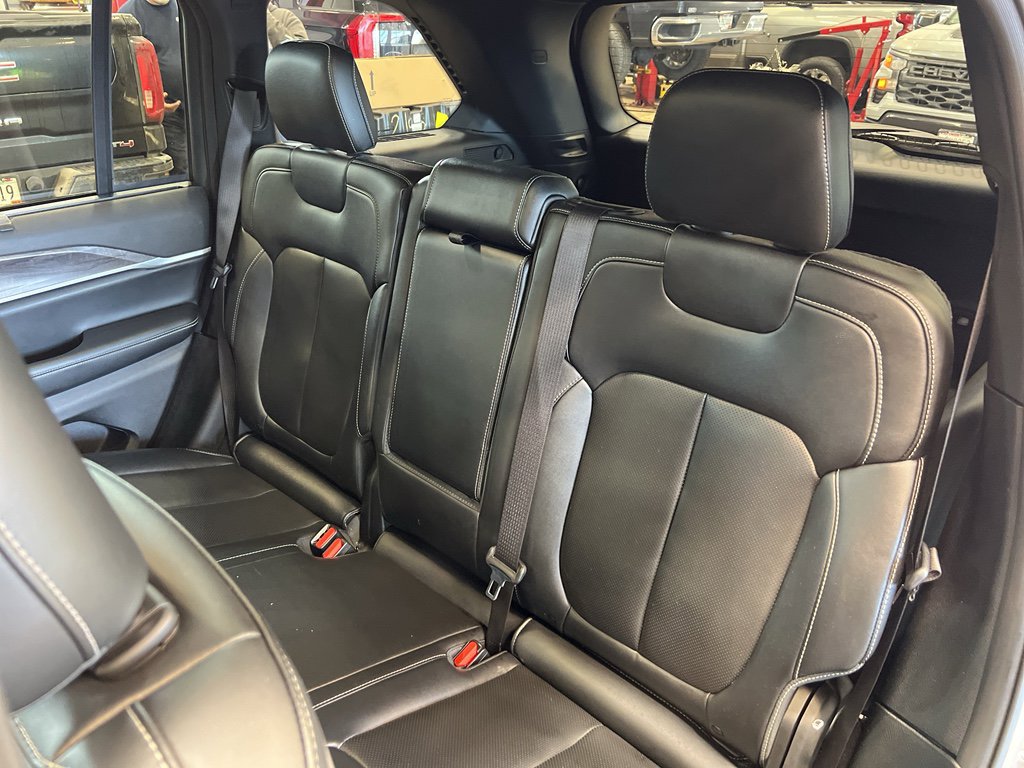 Used 2025 Jeep Grand Cherokee Limited w/ Luxury Tech Group II image 37