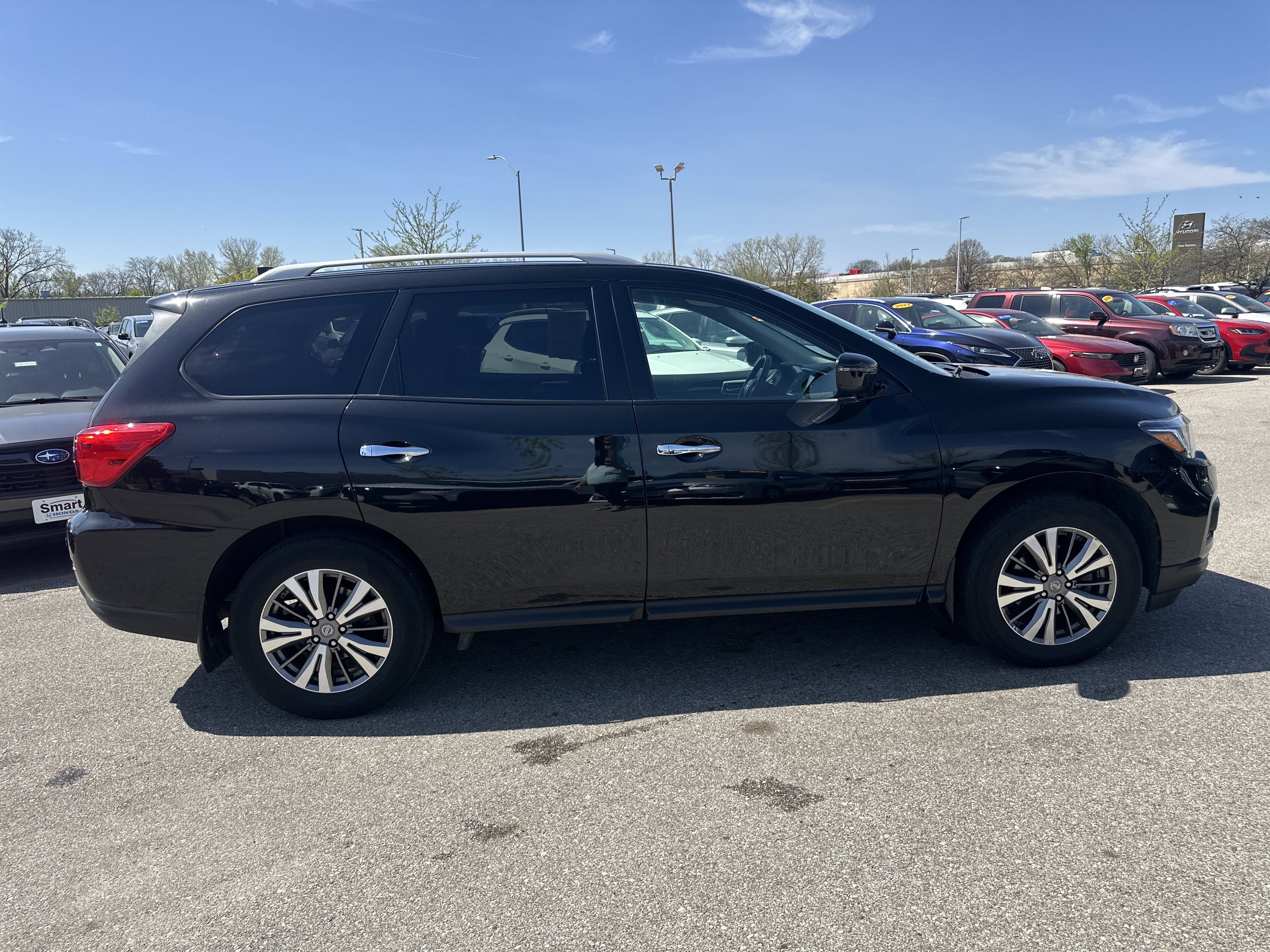 Used 2019 Nissan Pathfinder S image 3