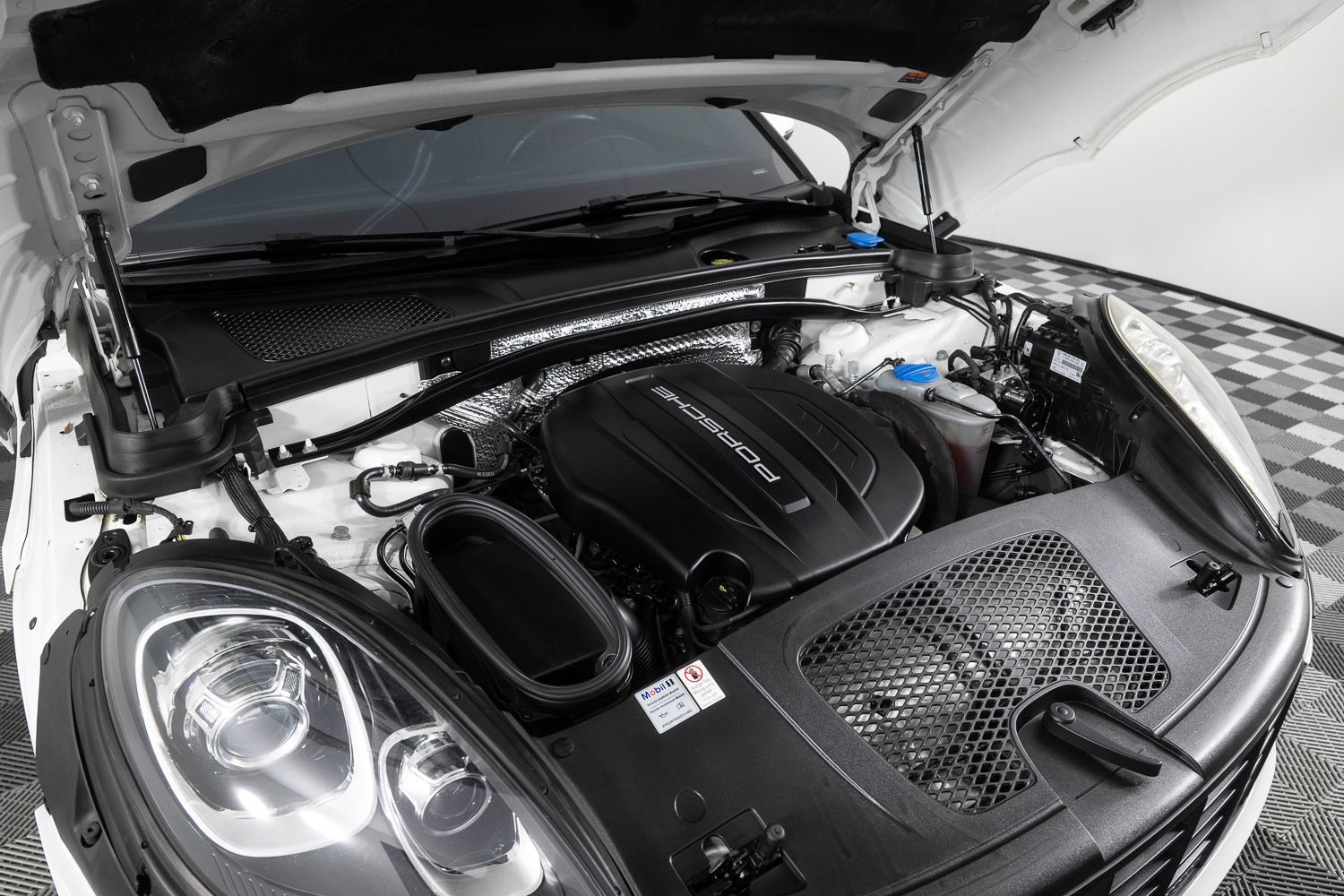 Used 2018 Porsche Macan AWD/4WD image 41