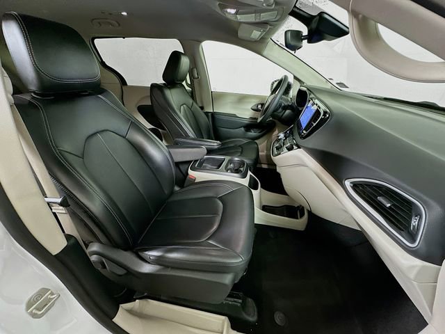 Used 2024 Chrysler Pacifica Touring-L image 28