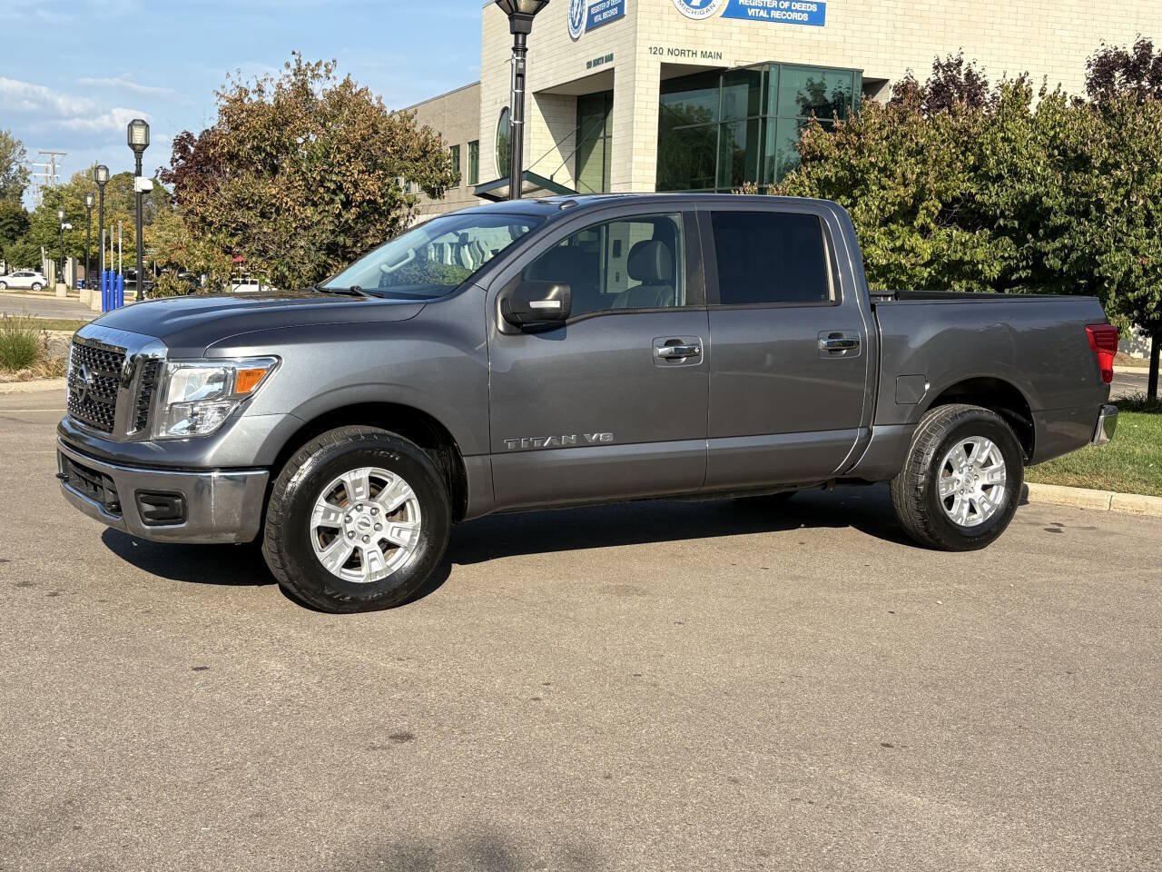Used 2018 Nissan Titan SV AWD/4WD image 16