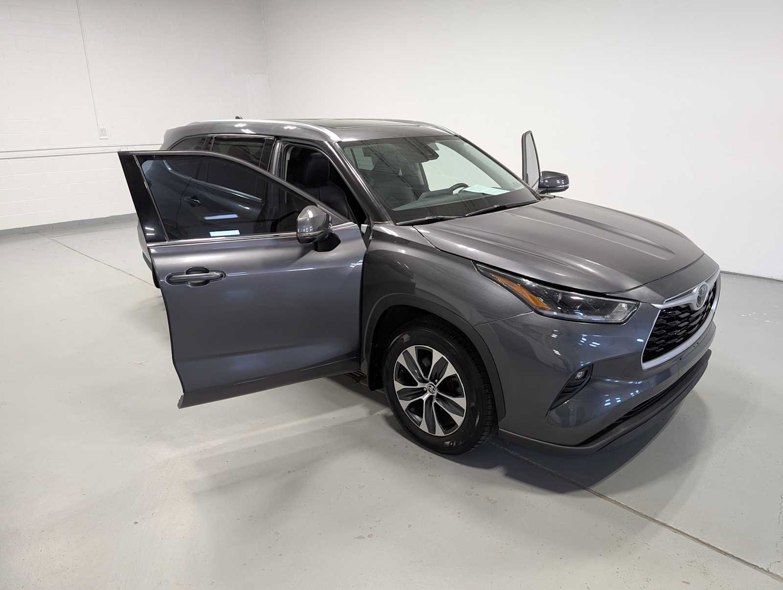 Used 2021 Toyota Highlander XLE AWD/4WD image 16