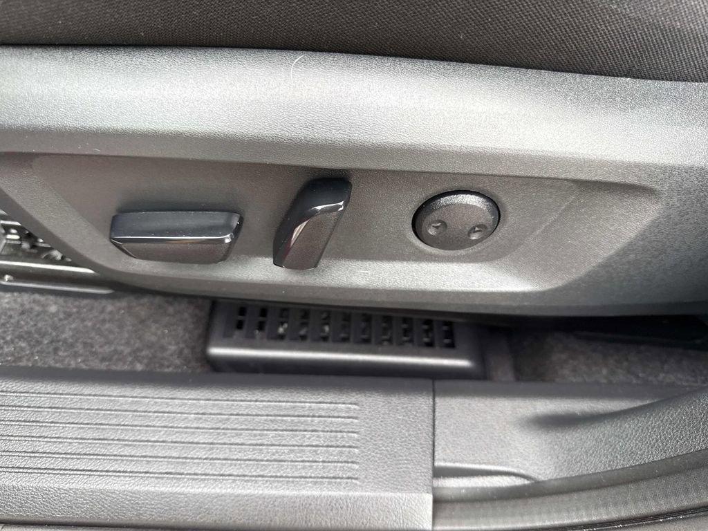 Used 2023 Nissan Rogue SV image 25