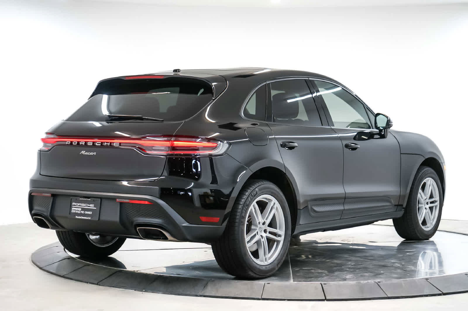 Certified 2026 Porsche Macan AWD/4WD image 9