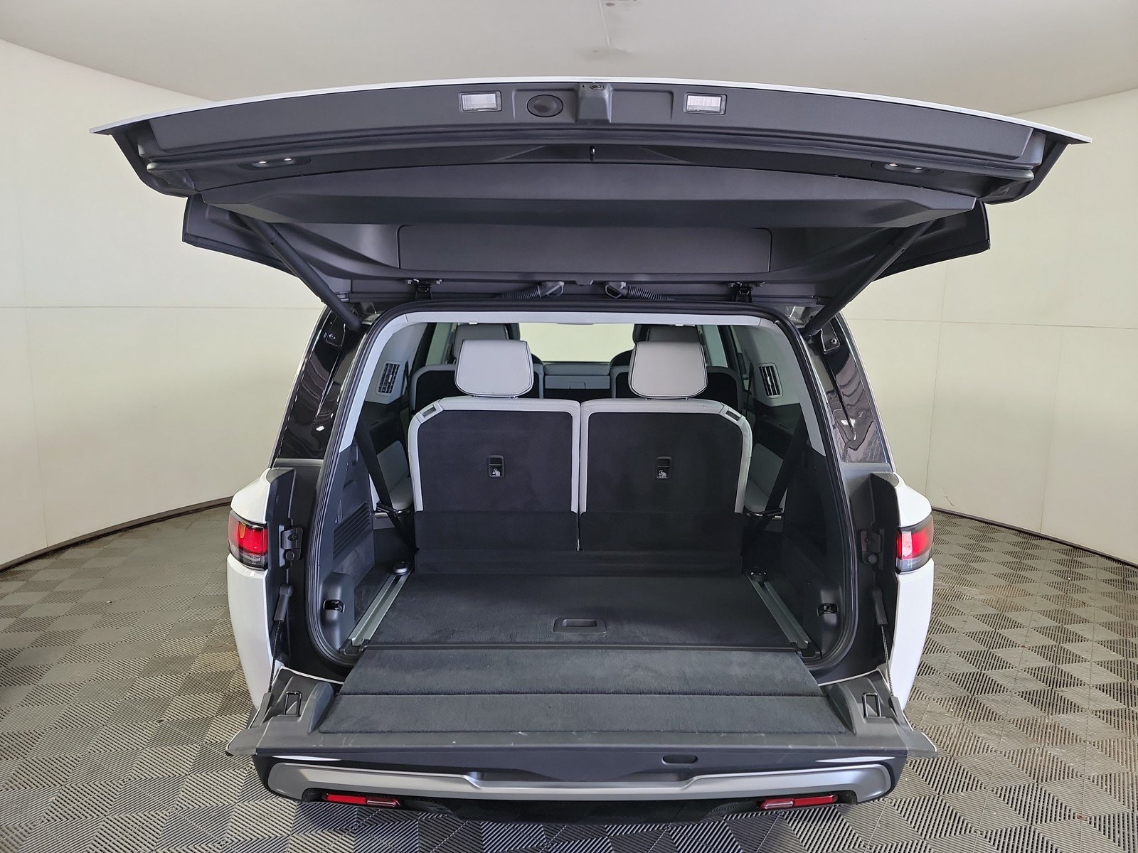 Used 2025 Rivian R1S Adventure AWD/4WD image 15