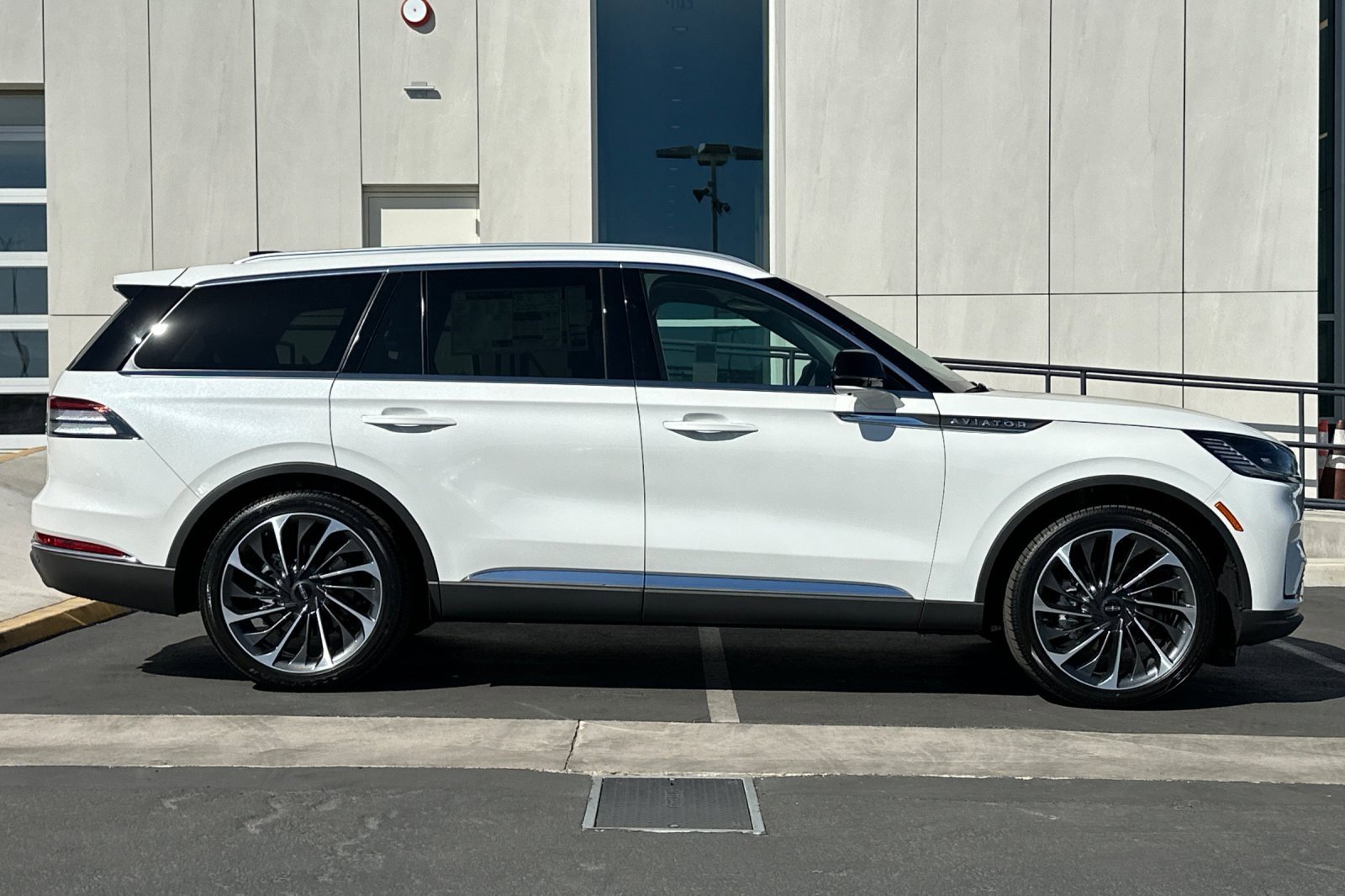 New 2025 Lincoln Aviator Reserve w/ Equipment Group 201A image 2