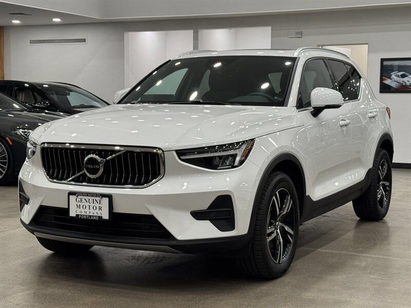 Used 2025 Volvo XC40 B5 Core