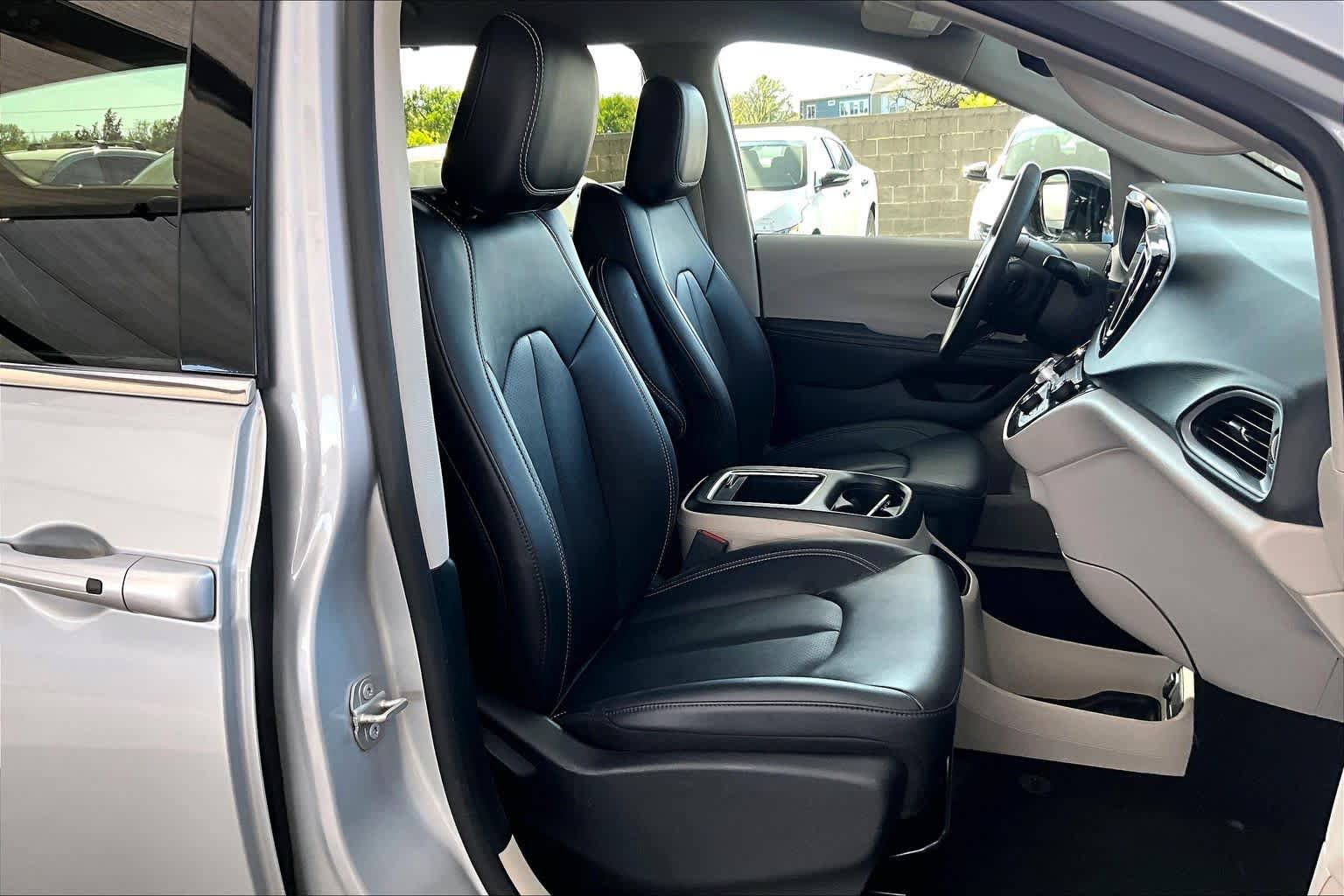 Used 2024 Chrysler Pacifica Touring-L image 9