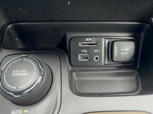Used 2017 Jeep Cherokee Latitude w/ Cold Weather Group AWD/4WD image 20