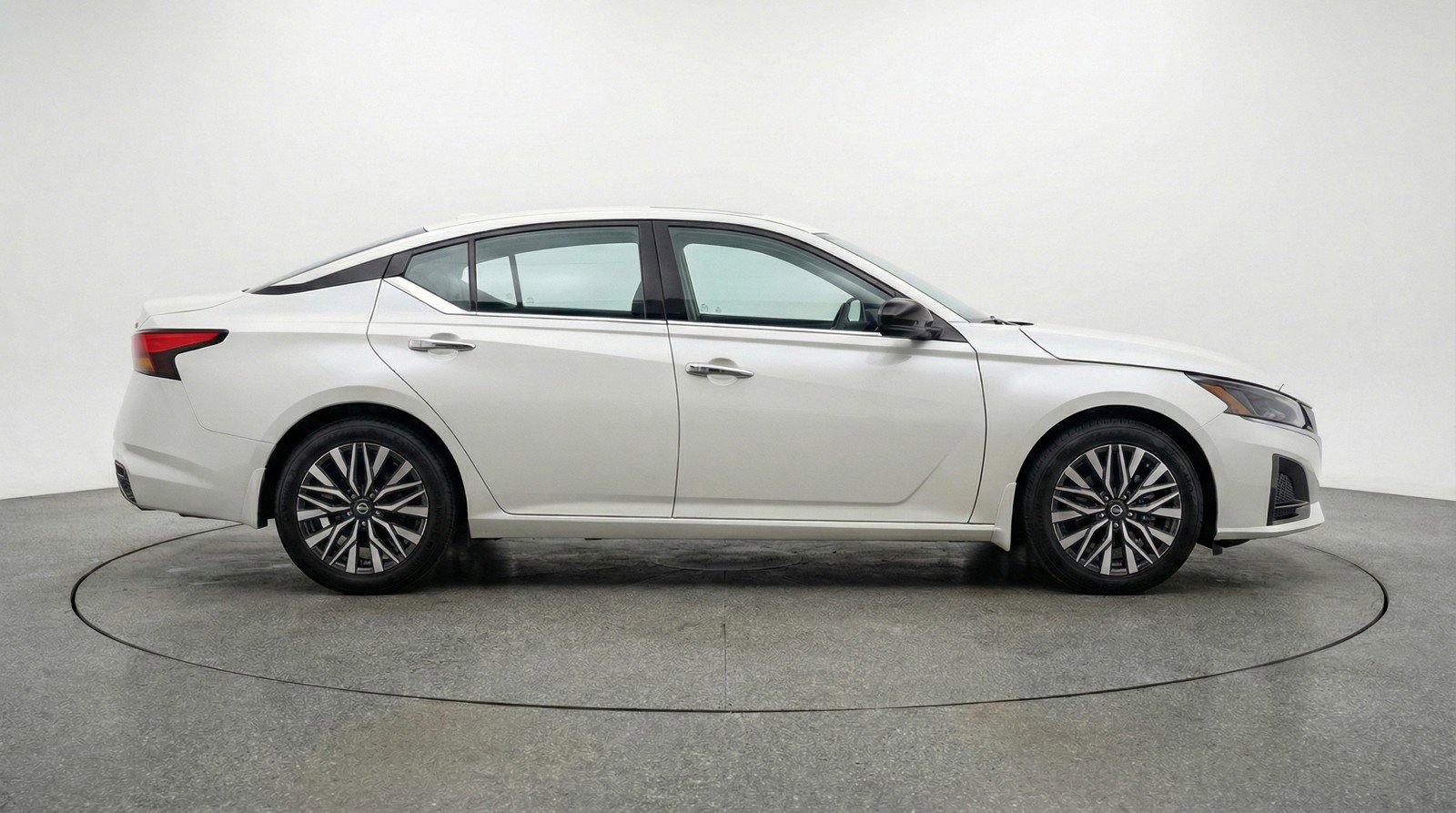 Used 2025 Nissan Altima 2.5 SV FWD image 11