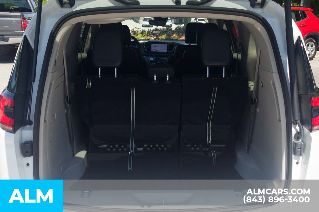 Used 2023 Chrysler Pacifica Touring-L image 8