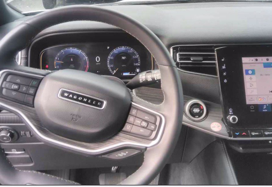 Used 2024 Jeep Wagoneer L Series II AWD/4WD image 3