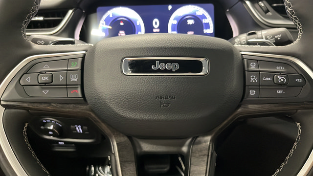Used 2025 Jeep Grand Cherokee L Limited w/ Luxury Tech Group II AWD/4WD image 16