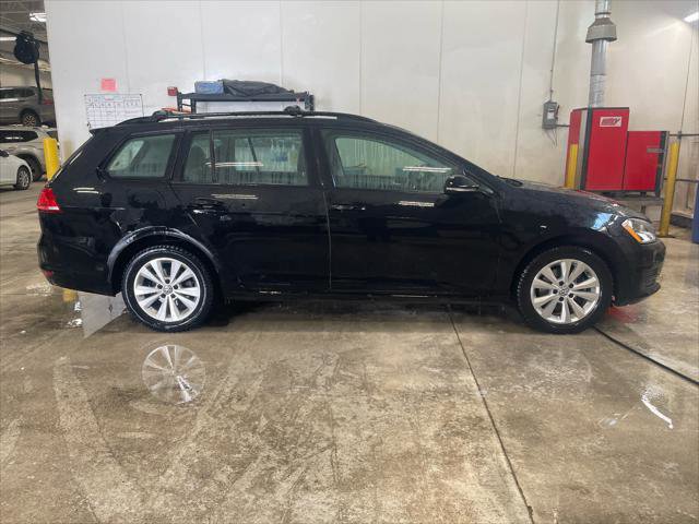 Used 2017 Volkswagen Golf S image 3