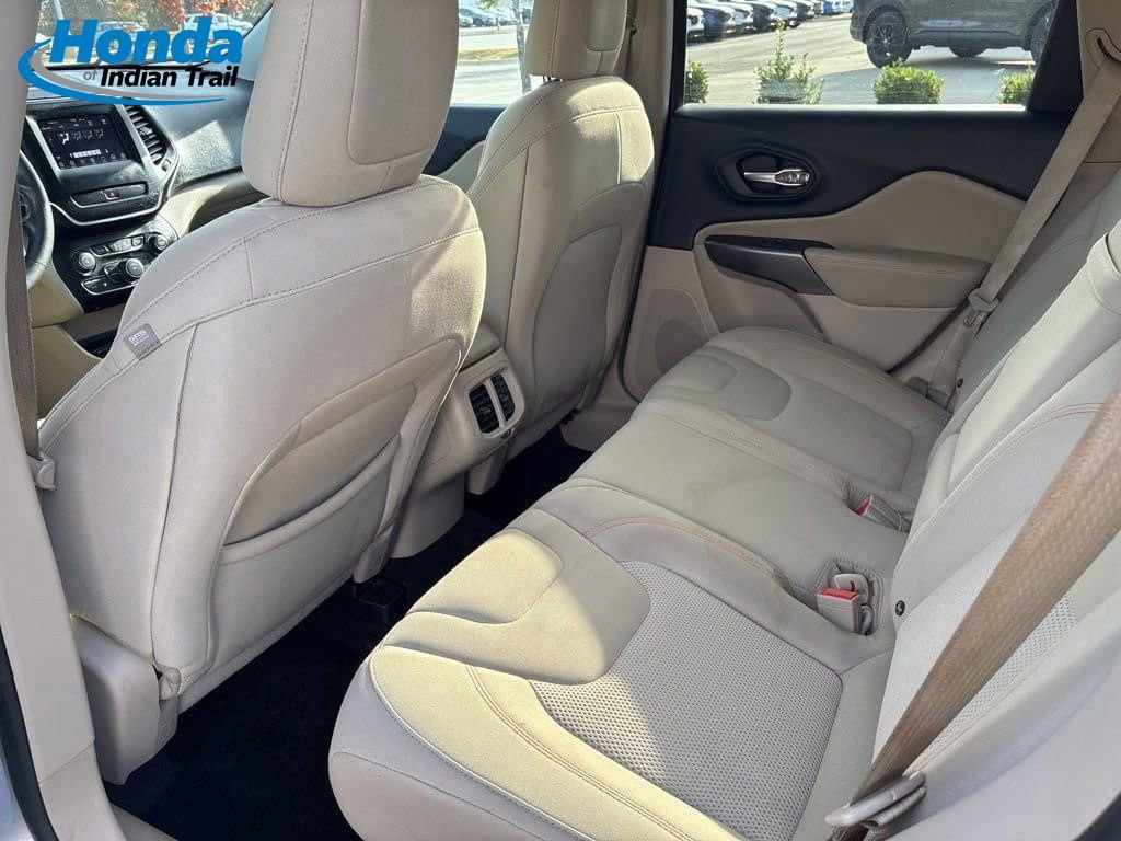 Used 2019 Jeep Cherokee Latitude w/ Popular Appearance Group image 10