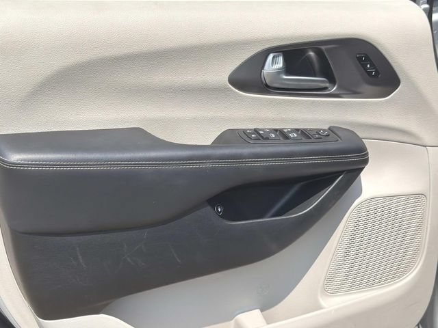 Used 2024 Chrysler Pacifica Limited FWD image 16