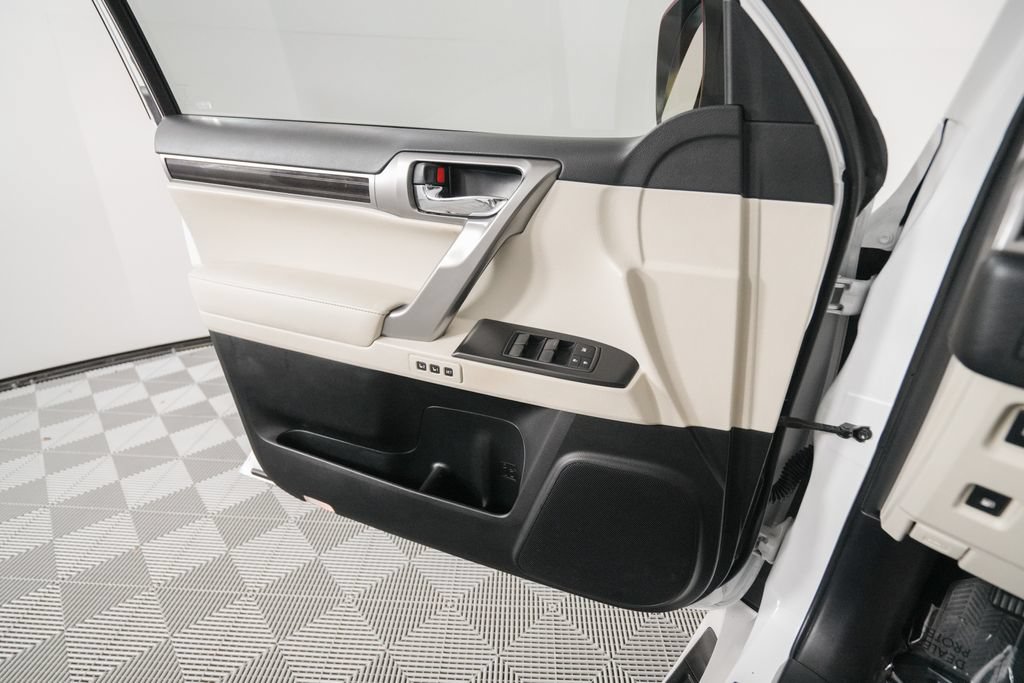 Used 2023 Lexus GX 460 Premium w/ Accessory Package AWD/4WD image 12