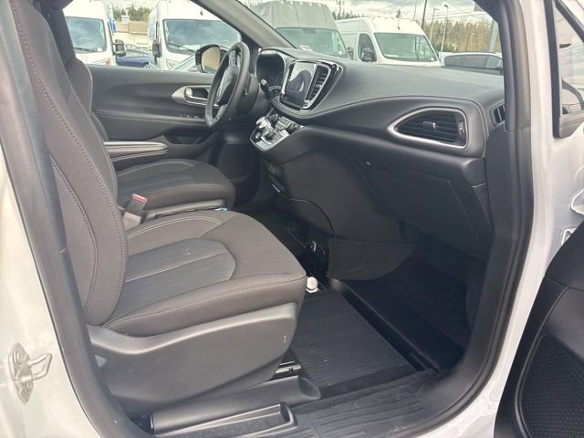 Used 2024 Chrysler Pacifica Touring image 11