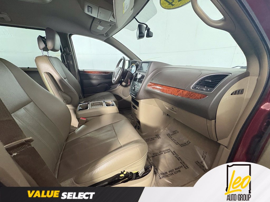 Used 2014 Chrysler Town & Country Touring-L FWD image 18