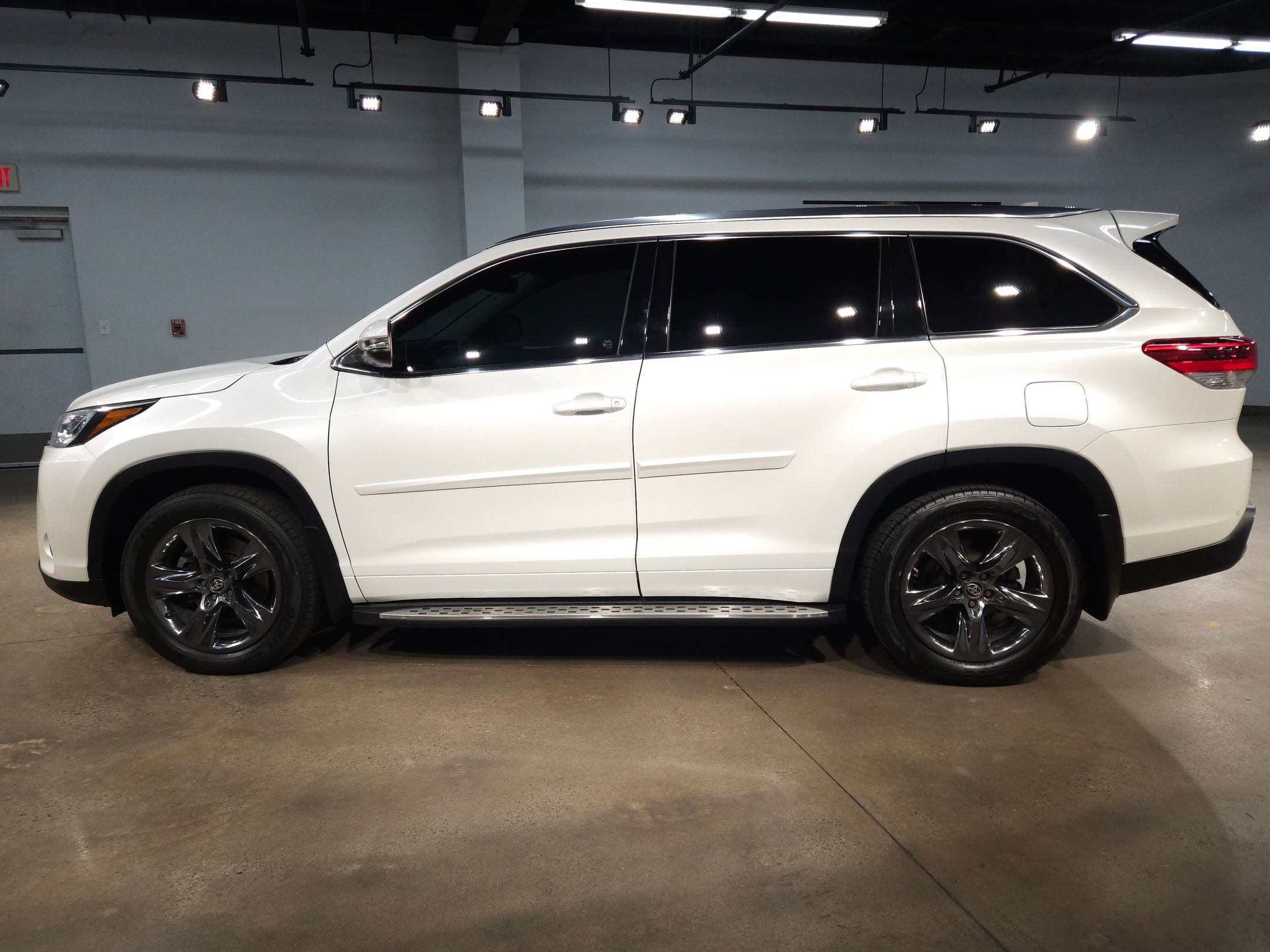 Used 2017 Toyota Highlander Limited Platinum image 4