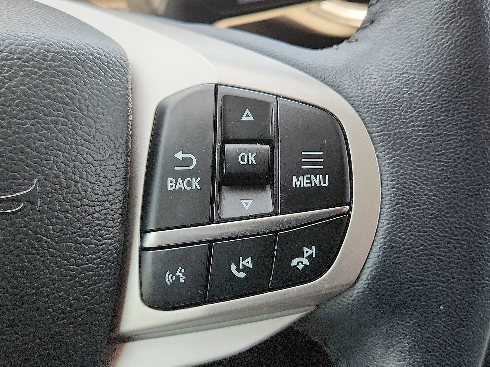Used 2023 Ford Explorer XLT w/ Equipment Group 202A RWD image 16