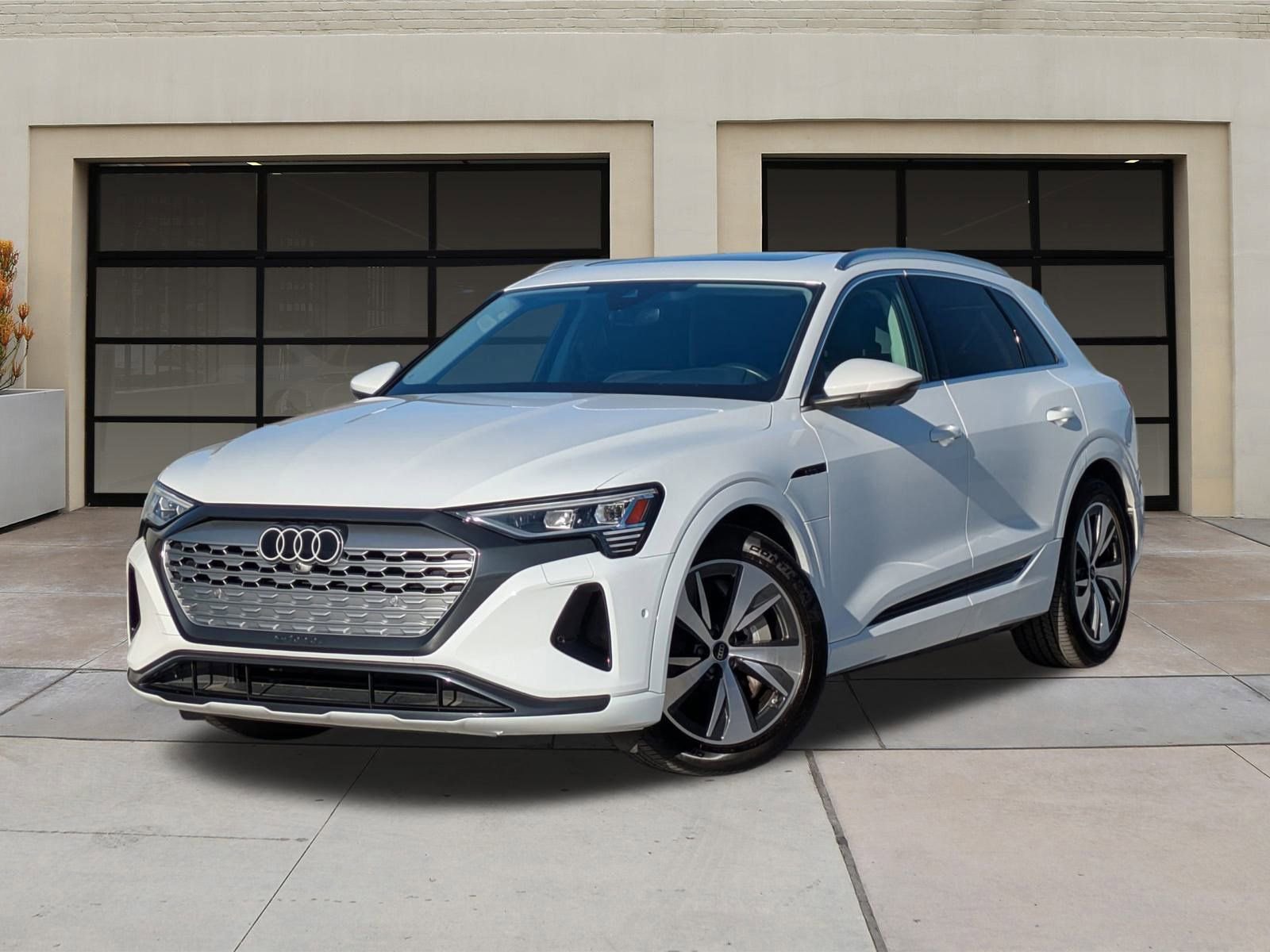 Used 2024 Audi Q8 e-tron Premium Plus image 3