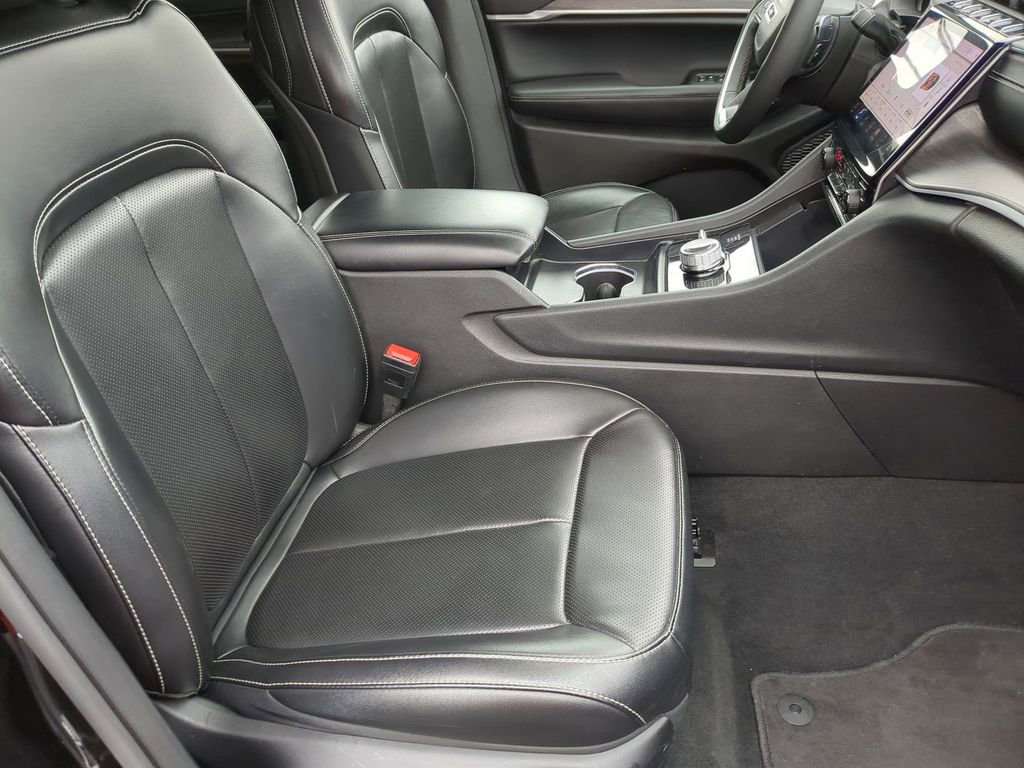 Used 2024 Jeep Grand Cherokee L Limited w/ Luxury Tech Group II image 32