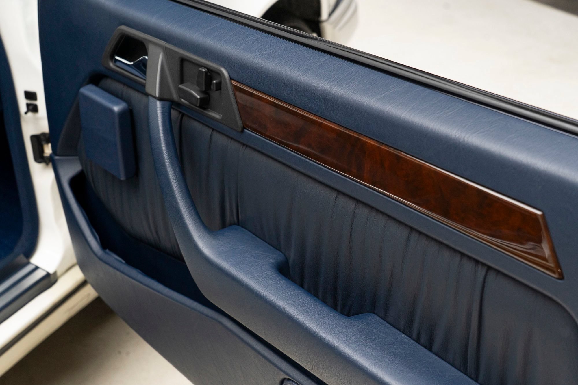 Used 1995 Mercedes-Benz E 320 Convertible image 35