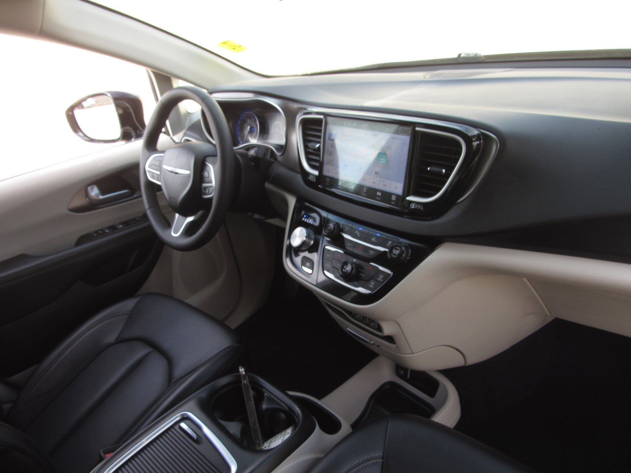Used 2024 Chrysler Pacifica Touring-L image 9