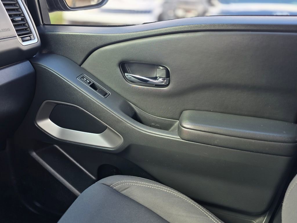 Used 2023 Nissan Frontier SV image 25