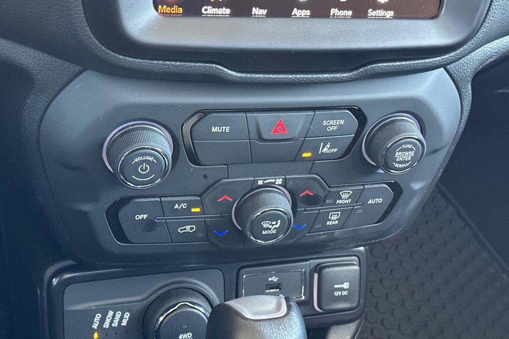 Used 2023 Jeep Renegade Latitude w/ Sun/Sound Group AWD/4WD image 20