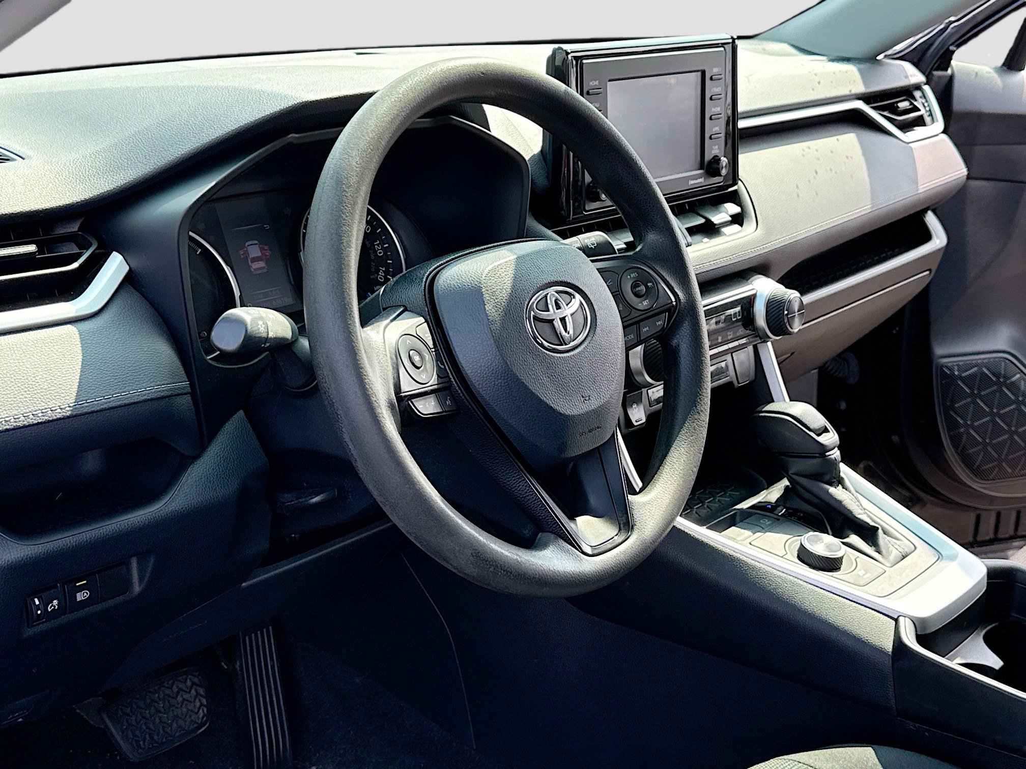 Used 2021 Toyota RAV4 LE AWD/4WD image 4