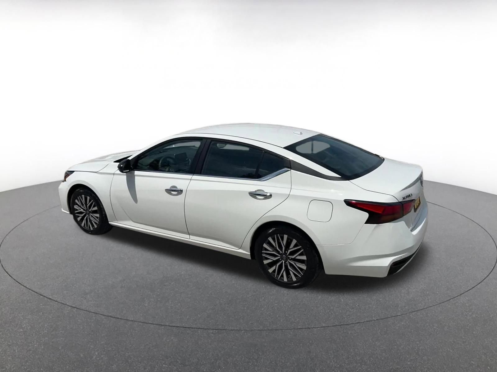 Used 2025 Nissan Altima 2.5 SV FWD image 10