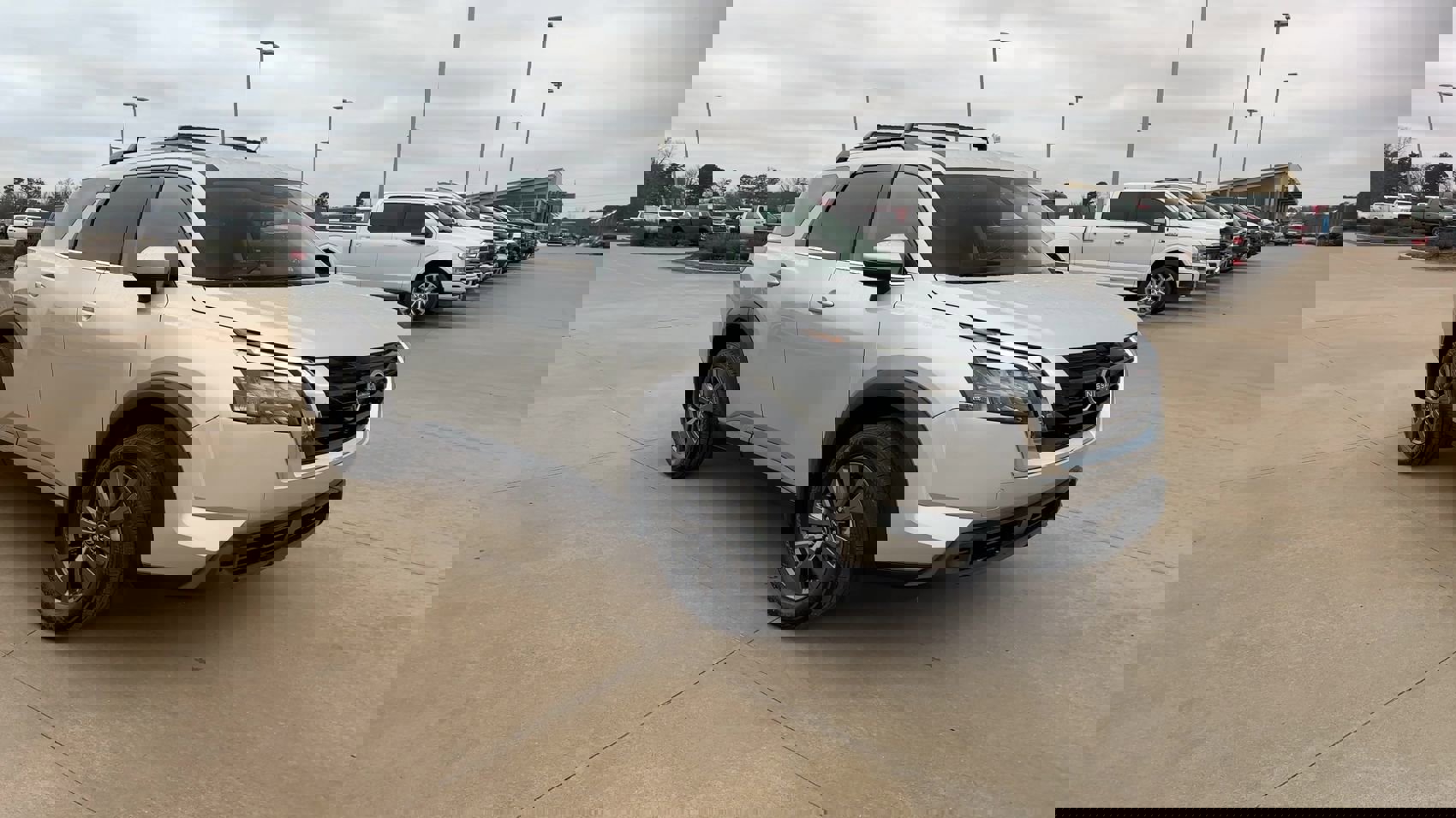 Used 2024 Nissan Pathfinder SV image 2