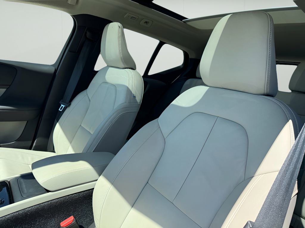 Used 2023 Volvo XC40 B4 Ultimate image 9