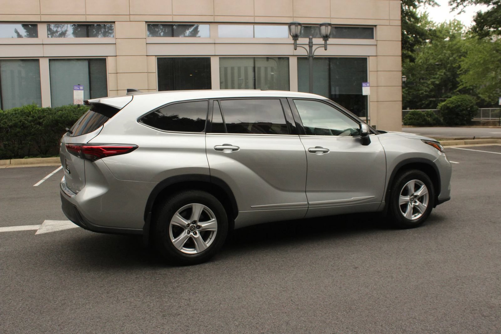 Used 2022 Toyota Highlander L AWD/4WD image 7