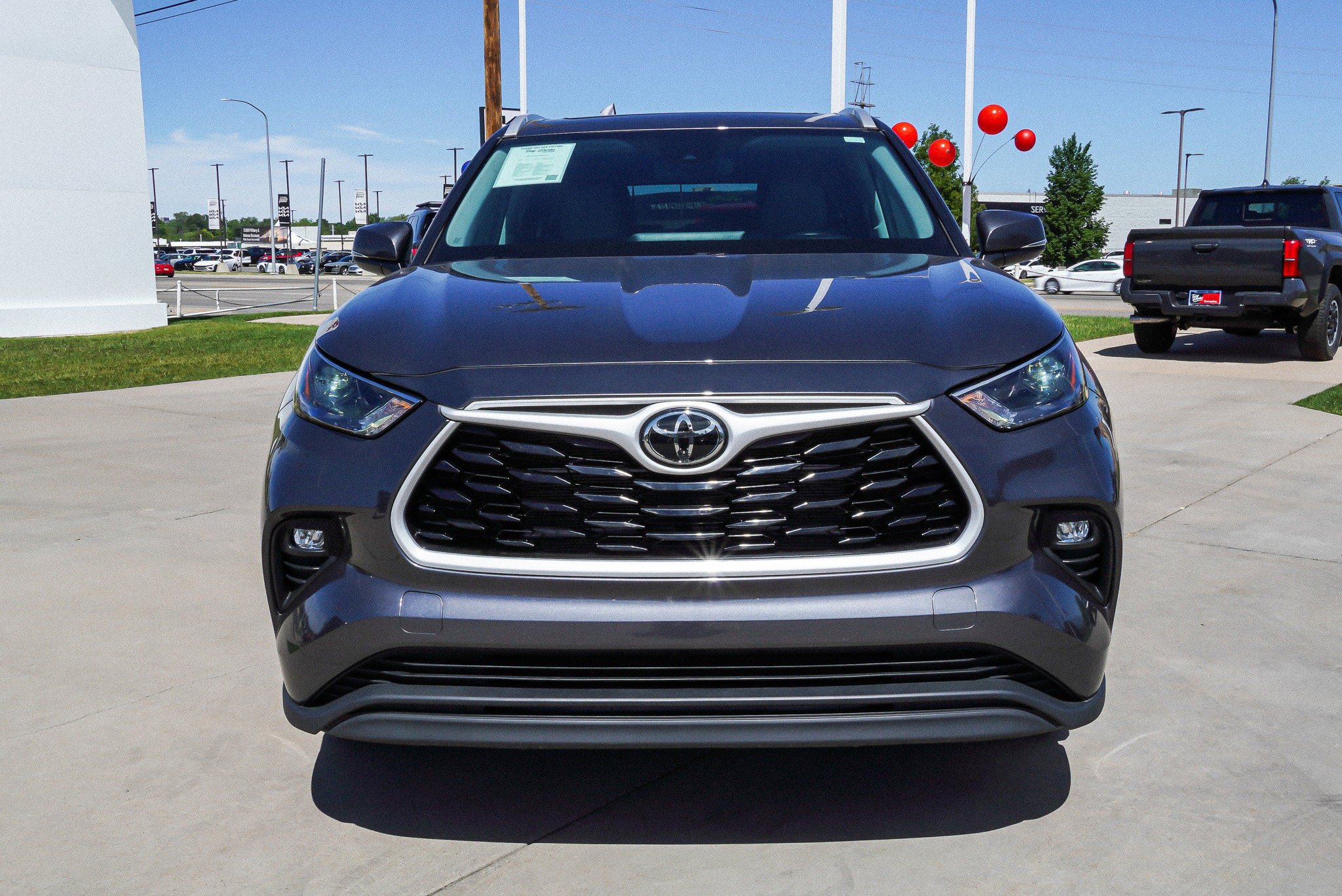 Certified 2025 Toyota Highlander XLE AWD/4WD image 3