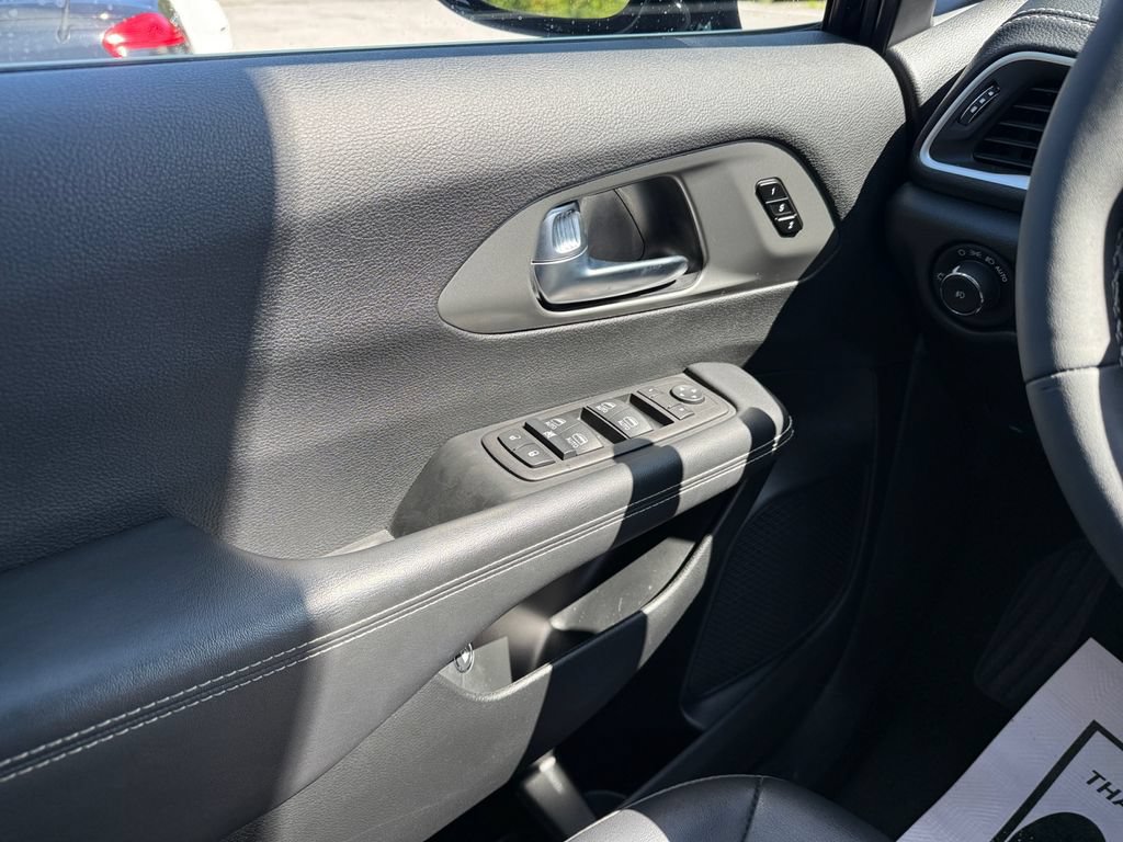 Used 2025 Chrysler Pacifica Select FWD image 17