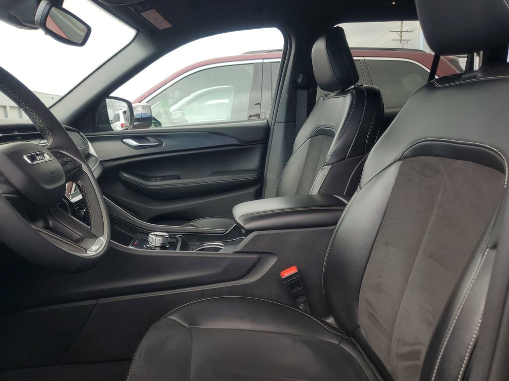 Used 2024 Jeep Grand Cherokee Altitude image 12