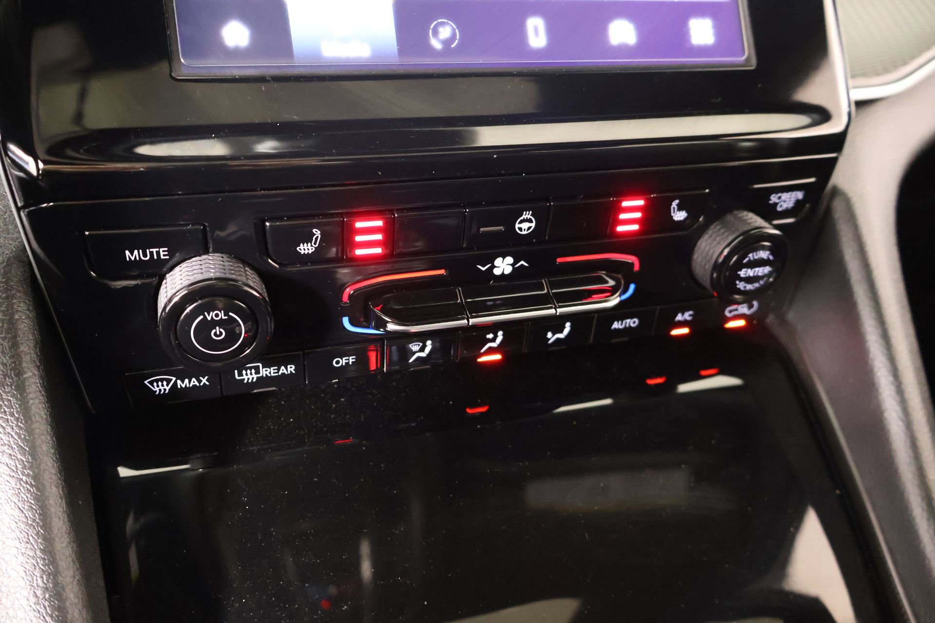 Used 2024 Jeep Grand Cherokee Altitude AWD/4WD image 7