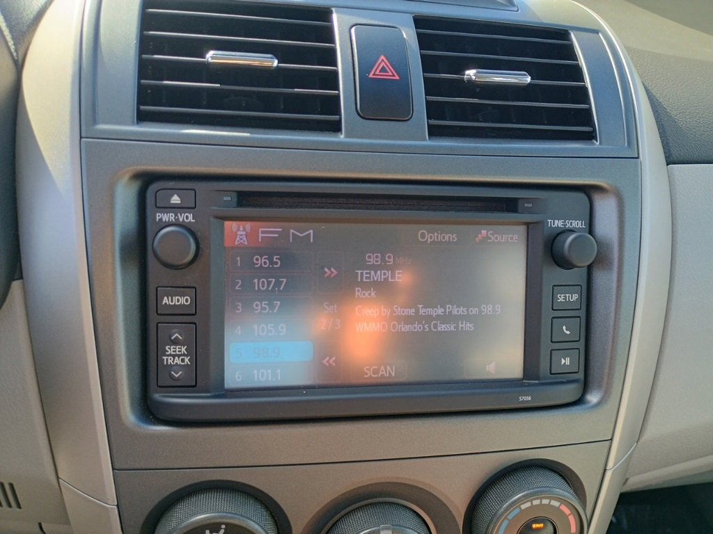 Used 2013 Toyota Corolla LE image 28