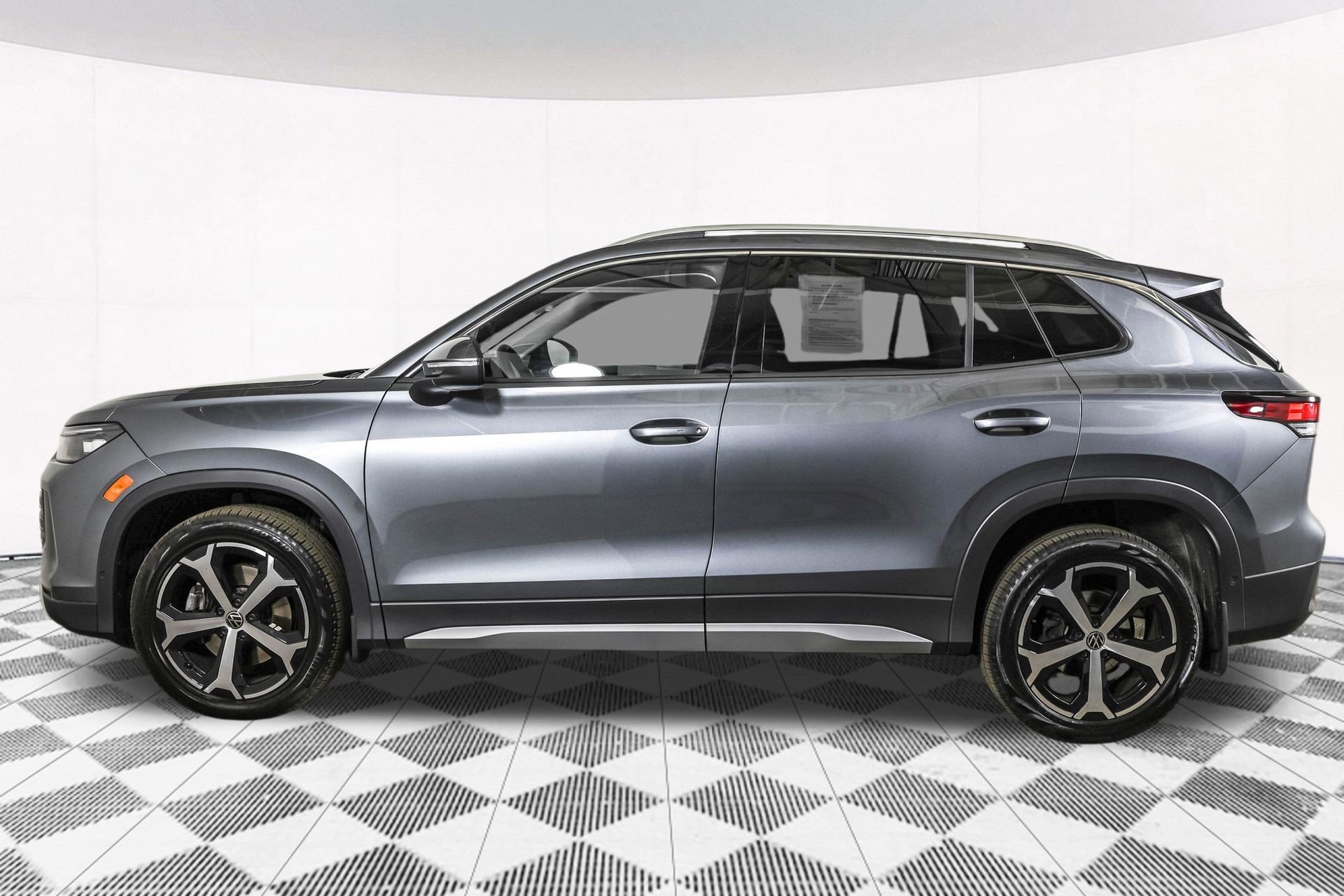 Used 2025 Volkswagen Tiguan SE w/ Panoramic Sunroof Package image 19