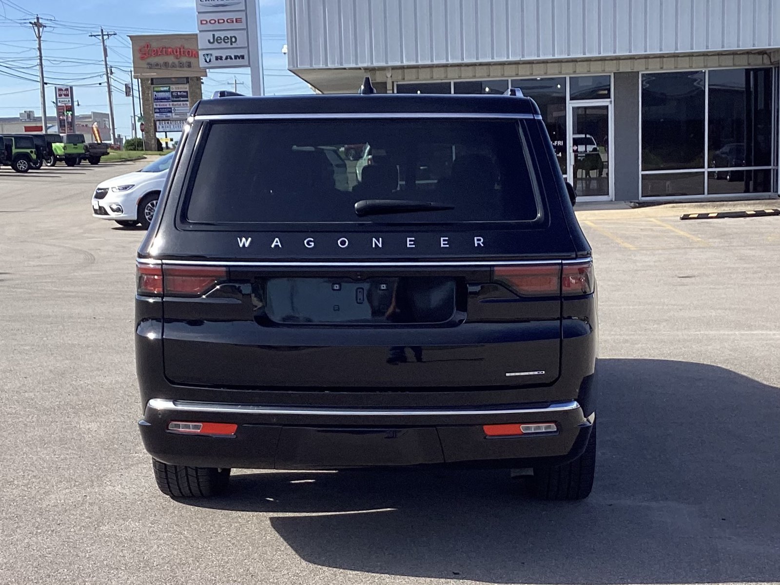 Used 2024 Jeep Wagoneer L Series II w/ Flexible Seating Group AWD/4WD image 6
