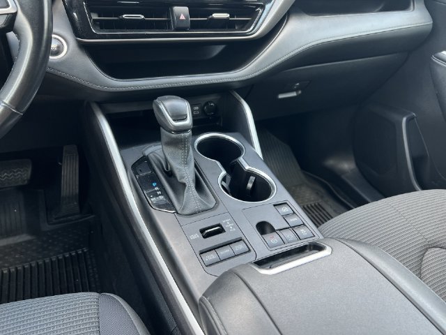 Used 2024 Toyota Highlander LE AWD/4WD image 25