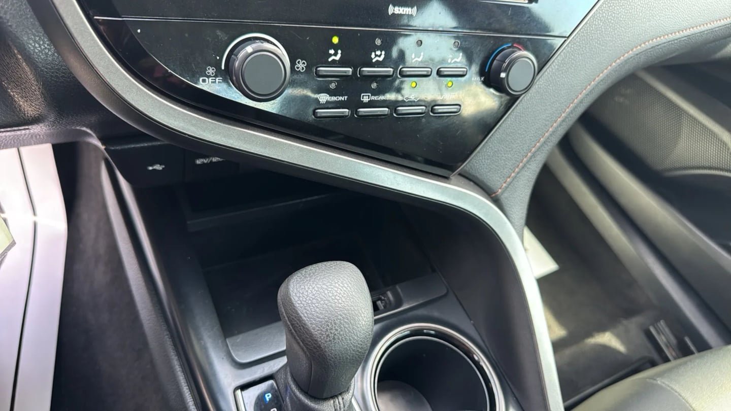 Used 2020 Toyota Camry LE FWD image 18