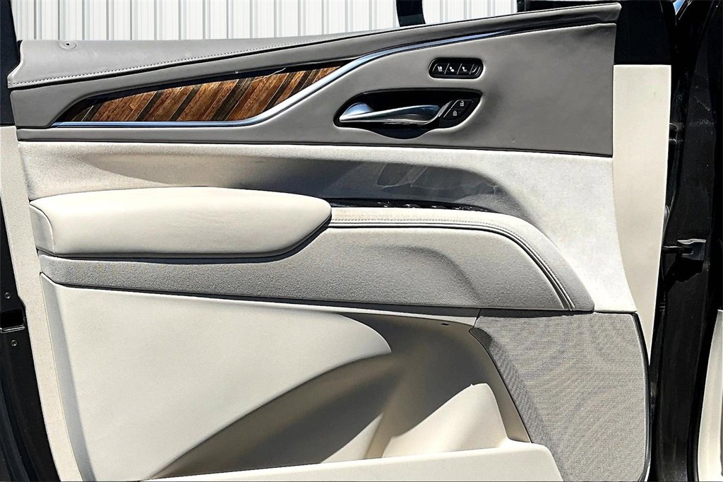 Used 2021 Cadillac Escalade Premium Luxury Platinum w/ Heavy-Duty Trailer Package image 23