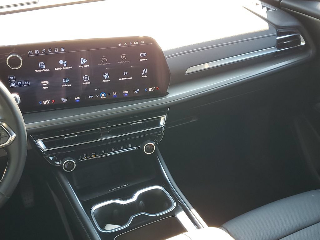 Used 2025 Chevrolet Traverse LT FWD image 31