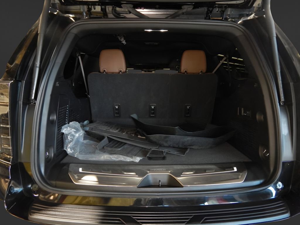 Used 2025 Chevrolet Suburban High Country image 8